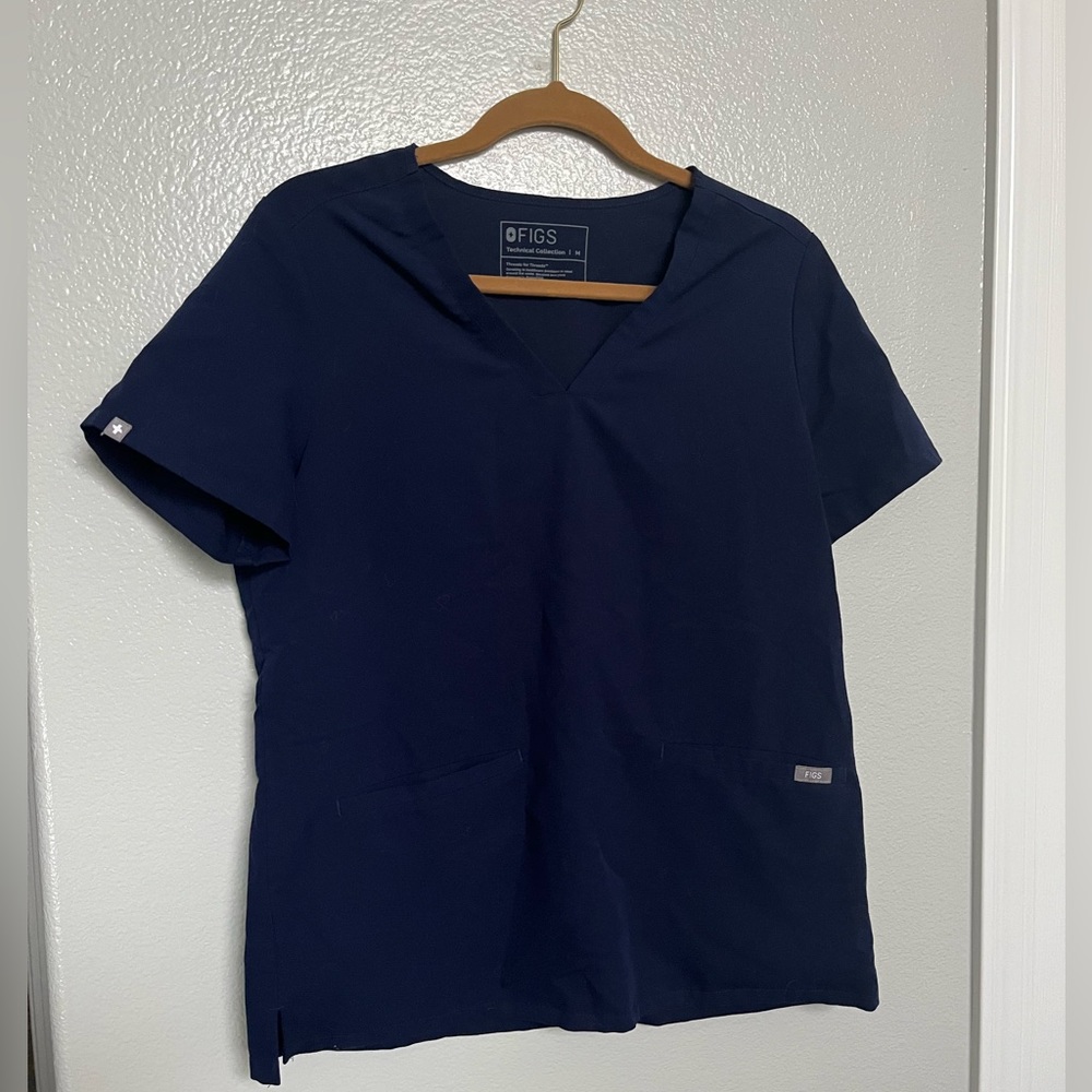 FIGS Casma two-pocket scrub top